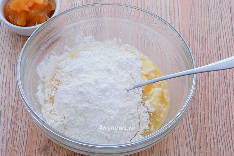 Понемногу подсыпать пшеничную муку