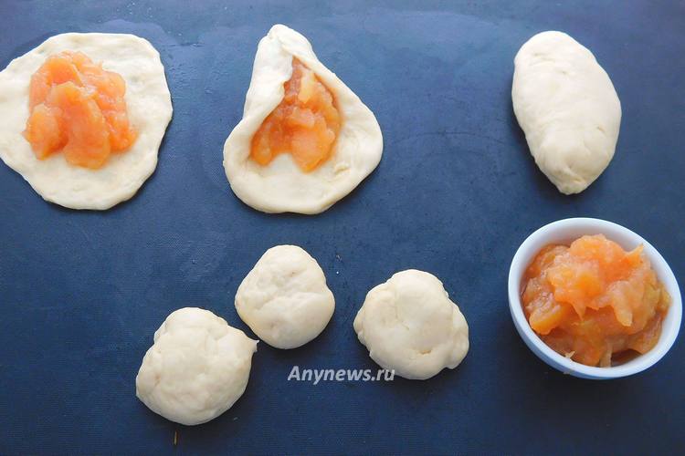 Сформировать пирожки с повидлом