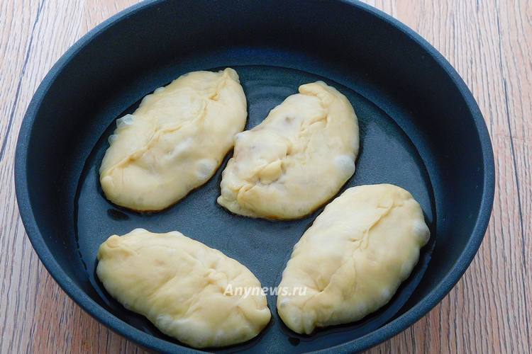 Выложить пирожки с повидлом на сковородку