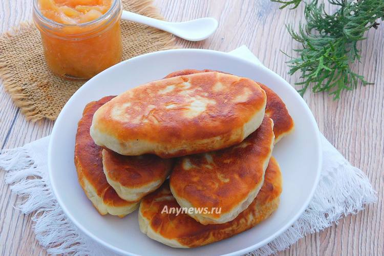 Жареные пирожки с повидлом на сковороде