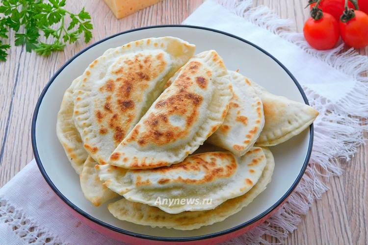 Кутабы с зеленью и сыром пожаренные на сковороде