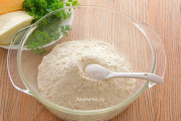 В миску всыпать пшеничную муку и соль
