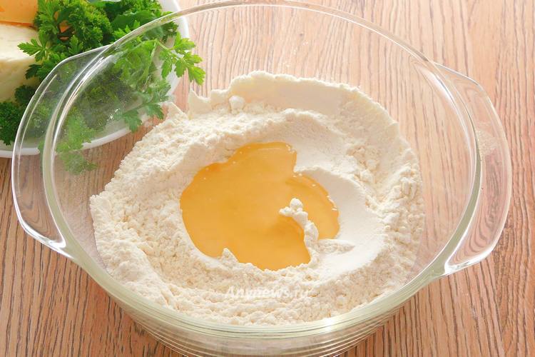 сделать в центре углубление и влить масло растительное