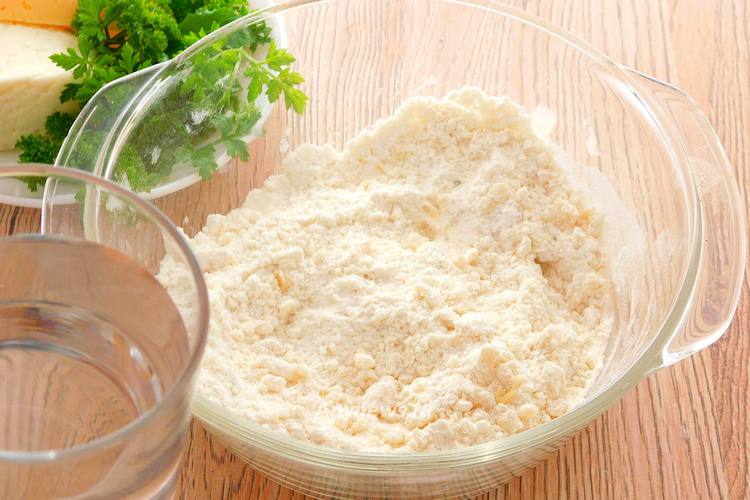 Растереть руками и добавить в тесто воду