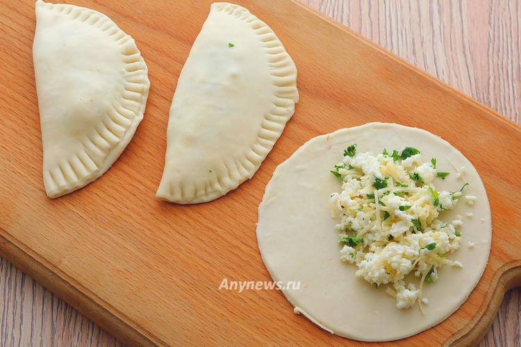 Сделать заготовки кутабы с зеленью и сыром