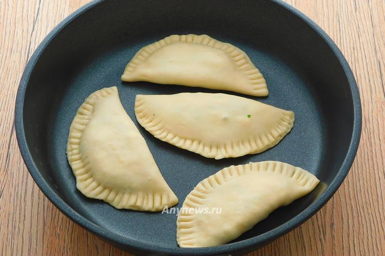 Выложить кутабы с зеленью и сыром на сковородку