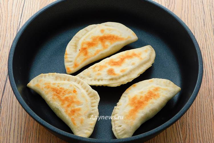 Жарить кутабы с зеленью и сыром на сковороде по 2 минуты