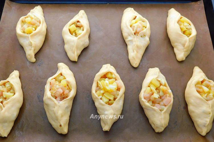 Перенести заготовки пирожков на противень