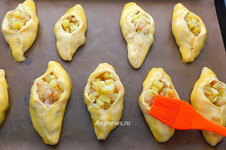 Смазать лодочки яичным желтком