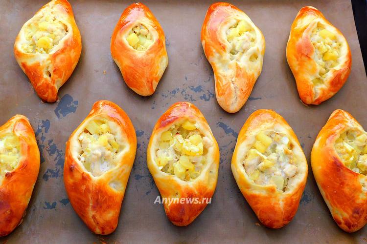 Выпекать лодочки с курицей и картошкой в духовке 25-30 минут