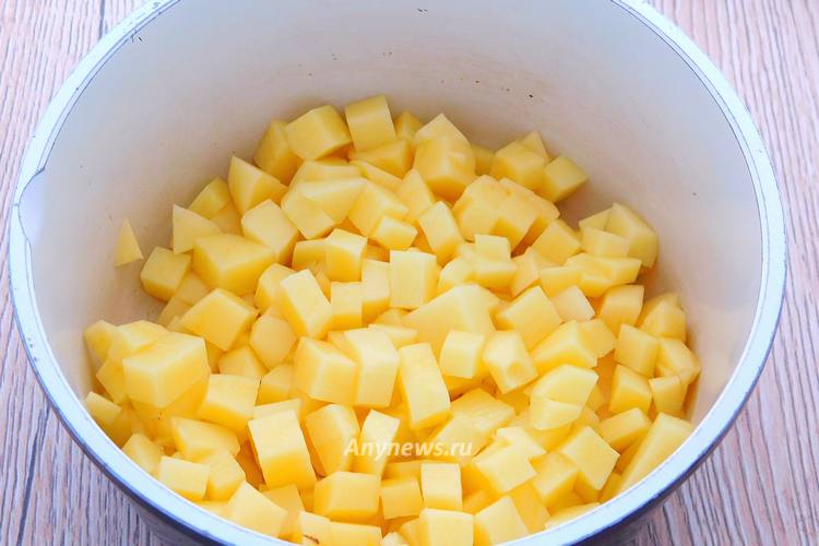 Картофель почистить, нарезать и отварить