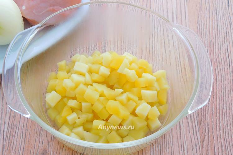 Половину картошки выложить в миску, влить отвар