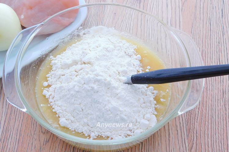 Ввести дрожжи, сахар, соль, добавить муку