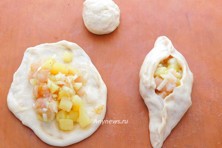 Сформировать лодочки с курицей и картошкой