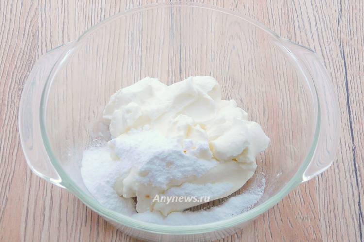 Для крема в миску выложить творожный сыр и сахарную пудру