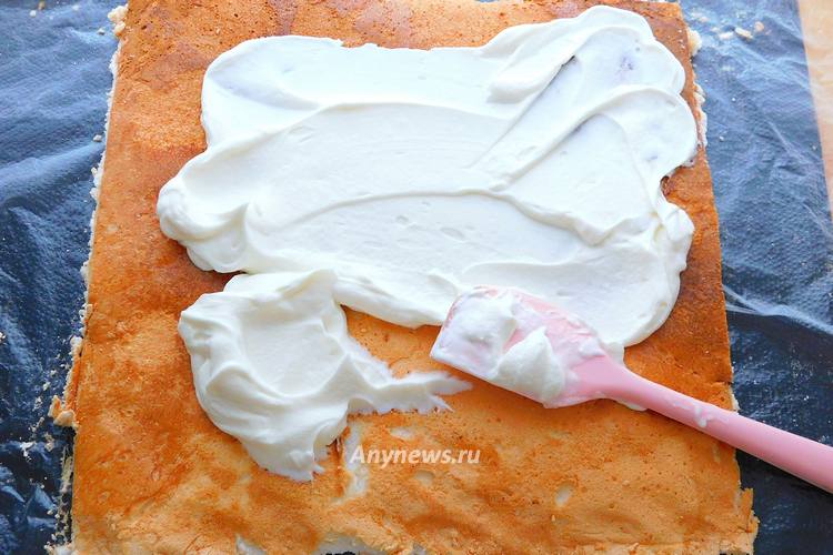 Выложить крем на меренгу и распределить равномерным слоем