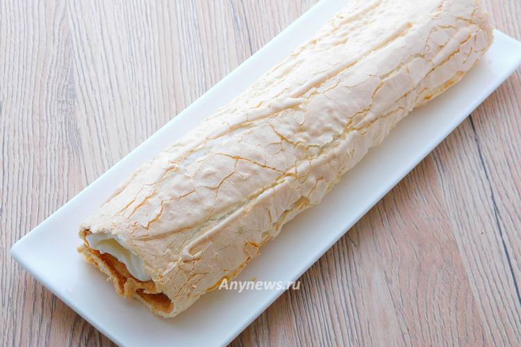 Аккуратно свернуть корж с кремом в рулет