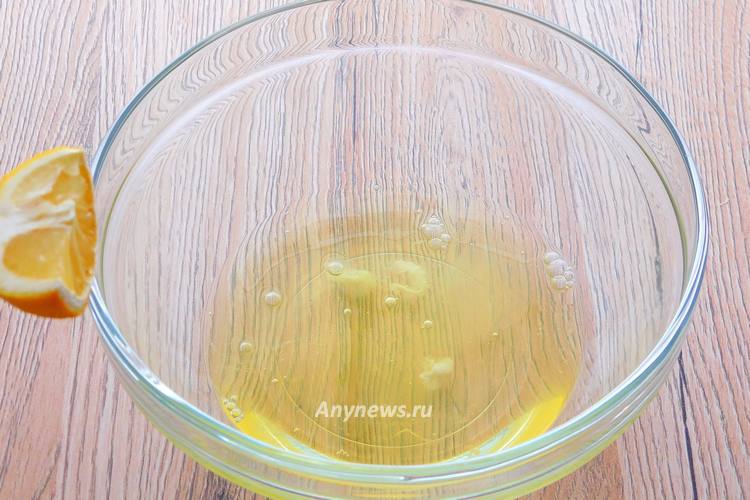 Белки вылить в чистую сухую миску, добавить лимонный сок