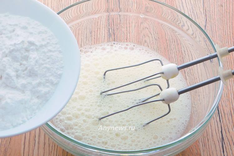 взбивать белки миксером, подсыпать сахарную пудру