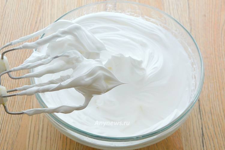 Взбивать белки для рулета до устойчивых пиков