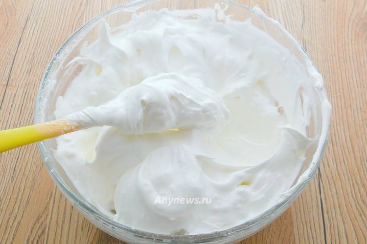 вмешать крахмал в белки при помощи лопатки