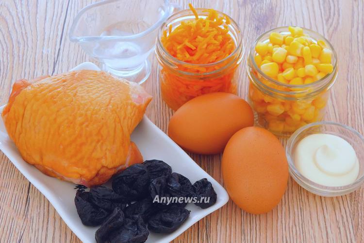 Салат с яичными блинчиками и копченой курицей - ингредиенты