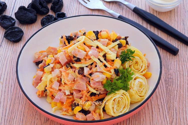 Салат с яичными блинчиками, копченой курицей и кукурузой