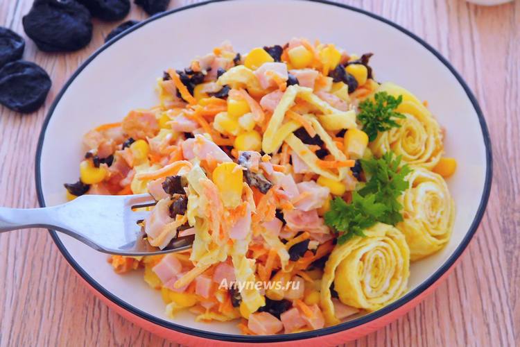 Салат с яичными блинами и копченой курицей