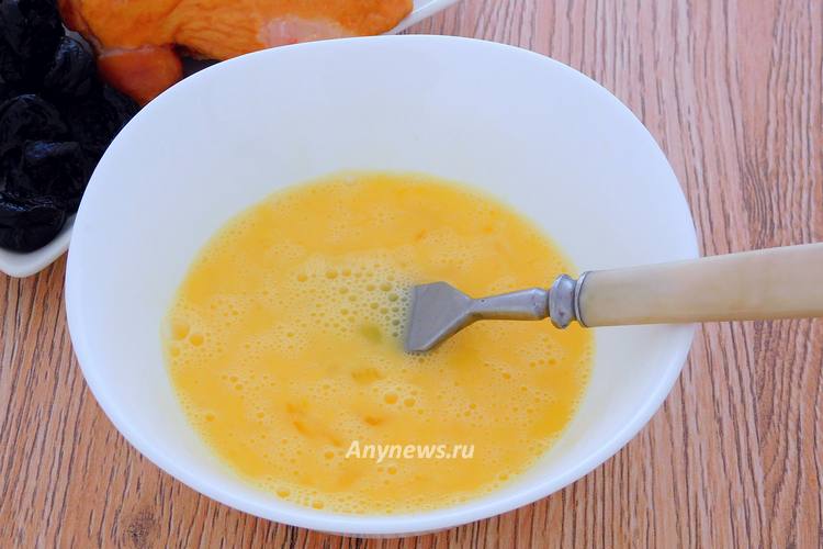 Куриные яйца в миске взбить вилкой