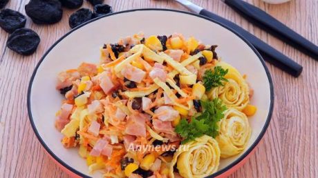 Салат с яичными блинчиками и копченой курицей