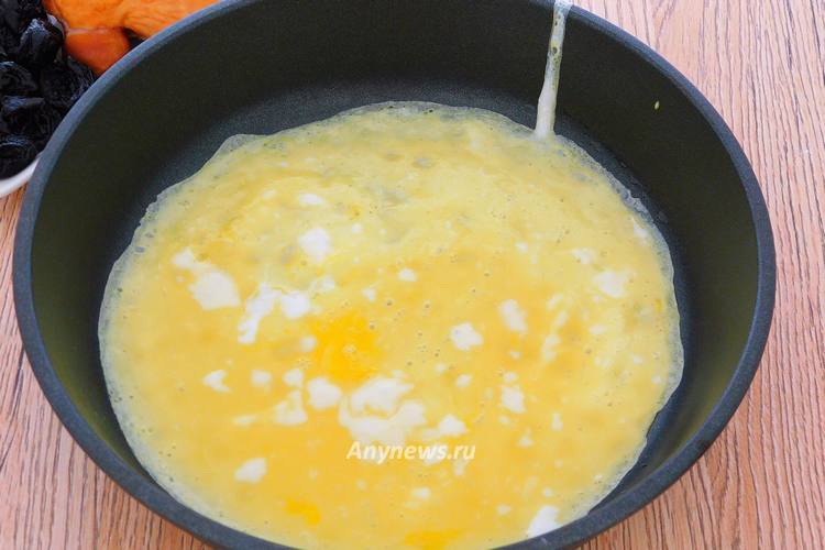 На сковородку вылить треть яичной массы