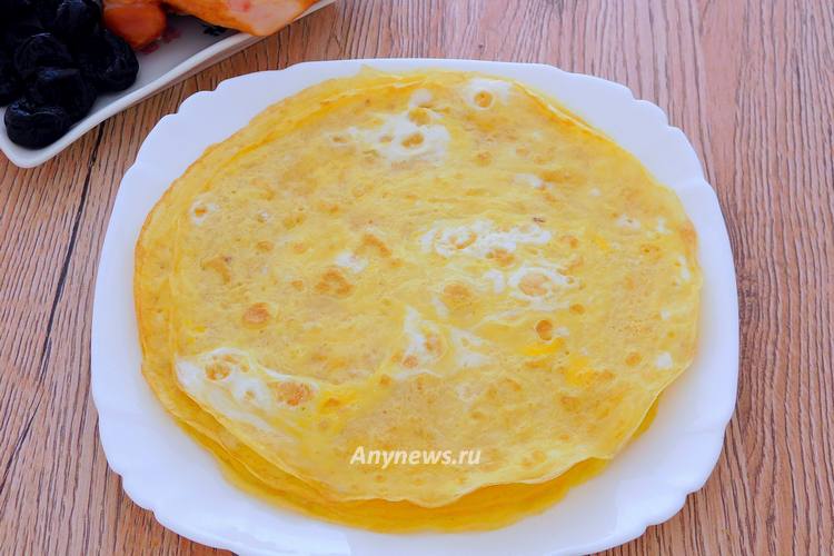 Пожарить яичные блинчики на сковороде