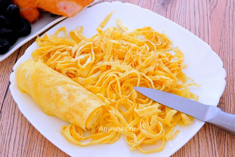 Свернуть блинчики в рулет и нарезать соломкой