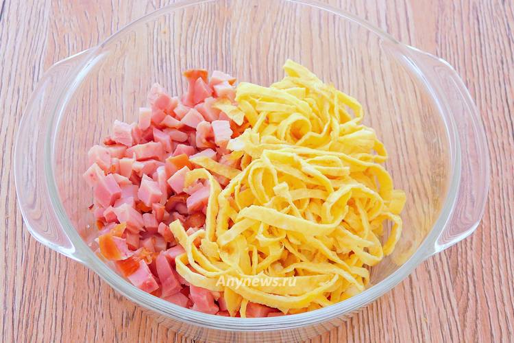 Копченую курицу измельчить кубиками