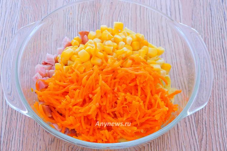 Добавить в салат консервированную кукурузу и корейскую морковь