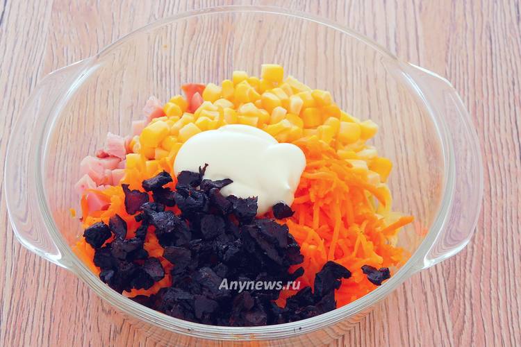 Высыпать чернослив и заправить салат майонезом