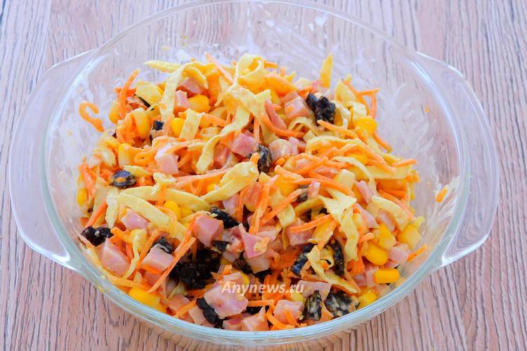 Перемешать салат с яичными блинчиками и копченой курицей