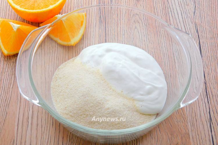 В миску выложить сметану и всыпать манку