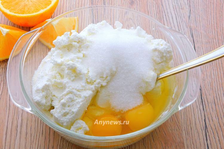 Добавить к манке творог, яйца и сахар