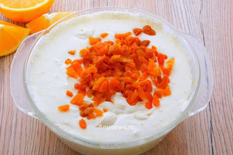 Курагу промыть и высыпать в тесто