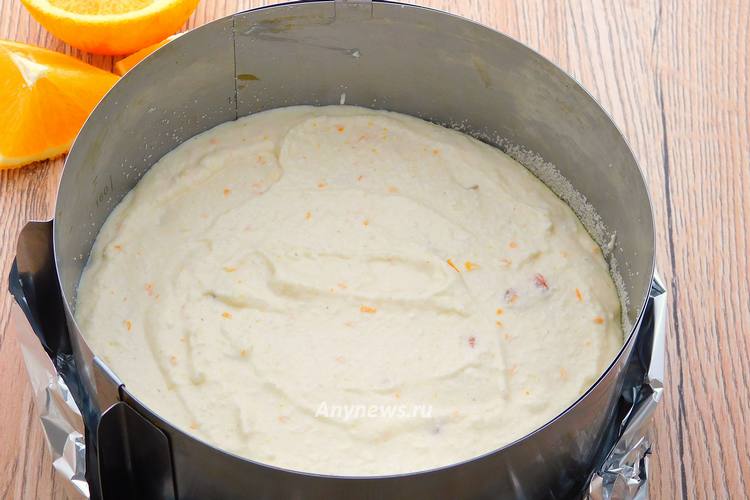 Выложить творожную массу в форму для запекания