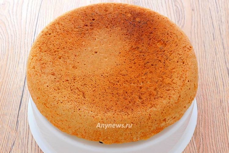 Перевернуть морковный пирог на решетку, дать остыть