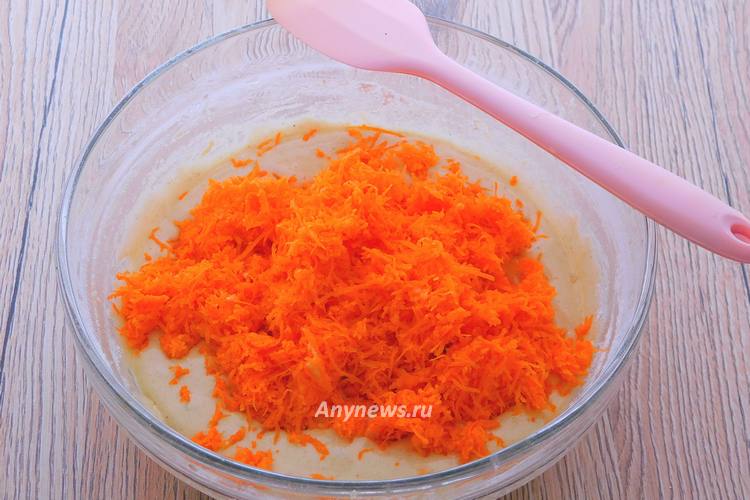 Морковку натереть на мелкой терке, всыпать в тесто