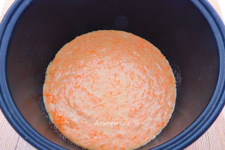 вылить морковное тесто в смазанную маслом чашу мультиварки