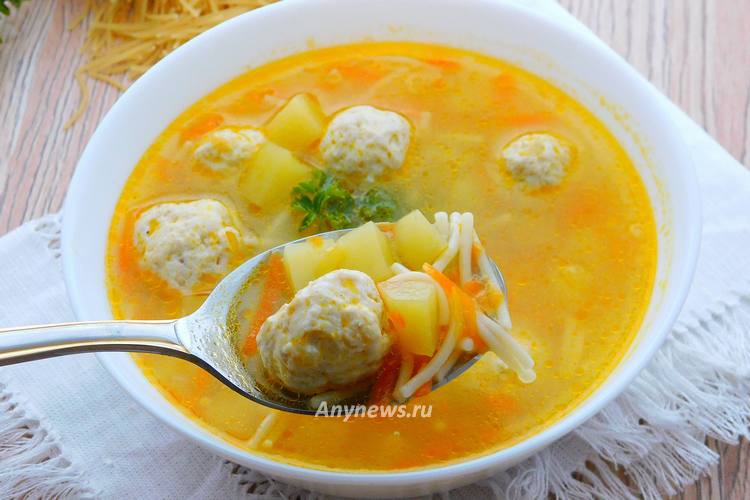 Суп с куриными фрикадельками и вермишелью
