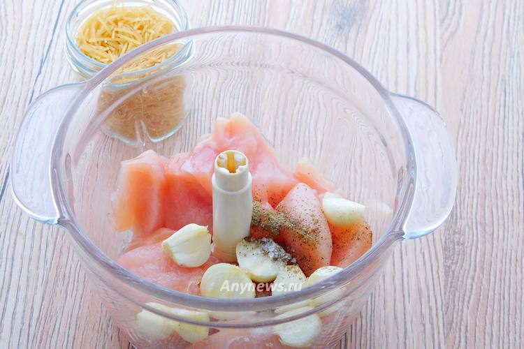 Приготовить домашний фарш из куриного филе