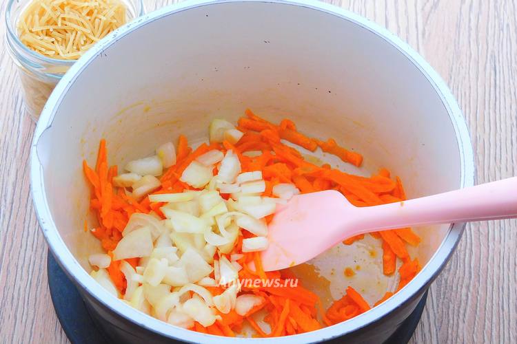 В сотейник выложить тертую морковь и нарезанный лук
