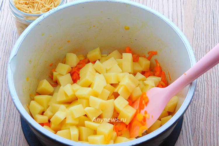 Обжарить овощи и выложить картофель