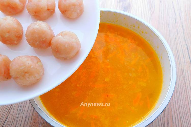 Из фарша сформировать небольшие фрикадельки и опустить в суп
