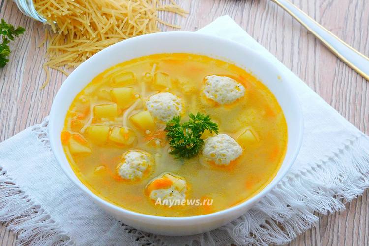 Дополнить суп с куриными фрикадельками и вермишелью свежей зеленью